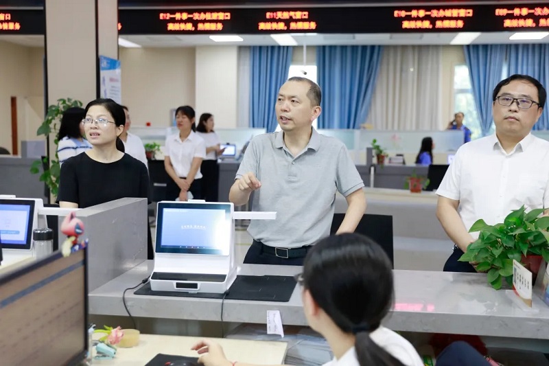 魏春生专题调研数据与政务服务工作